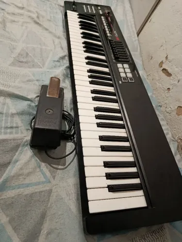 Xps -10 / acompanha capa, pedal e pack de timbres já instalados no teclado 