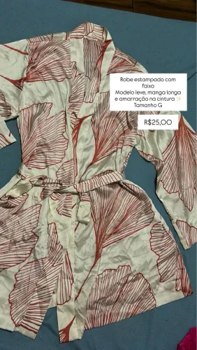 Robe estampado com faixa com amarração também na cintura.