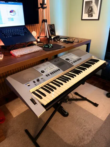 Teclado Yamaha PSR E413 Completo (Capa, Pedal e Pedestal) - 3 Meses de Garantia