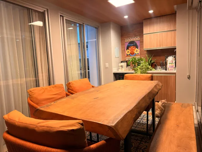 Mesa de madeira rústica com cadeiras e banquetas corda náutica 