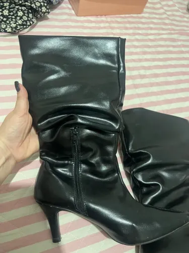 Bota preta tamanho 37 ( salto baixo e super confortável )