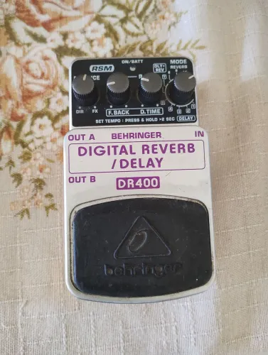 Pedal de delay Behringer