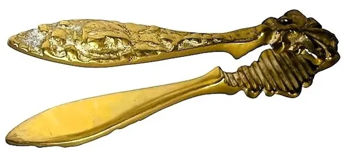 Antigo e belo Quebra nozes em bronze dourado ricamente trabalhado em relevo*
