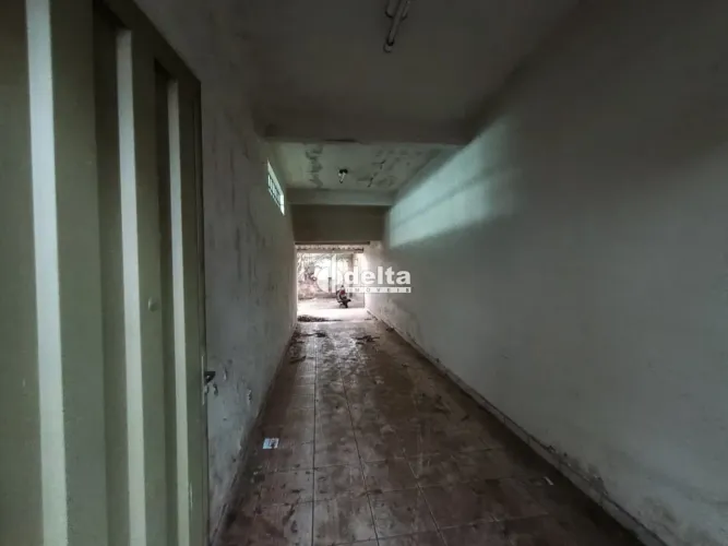 Loja disponível para locação no bairro Segismundo Pereira em Uberlândia-MG.
