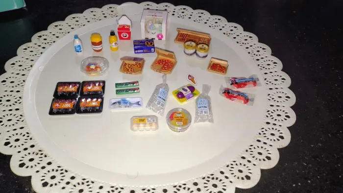 Mini brands: itens vendidos separadamente.