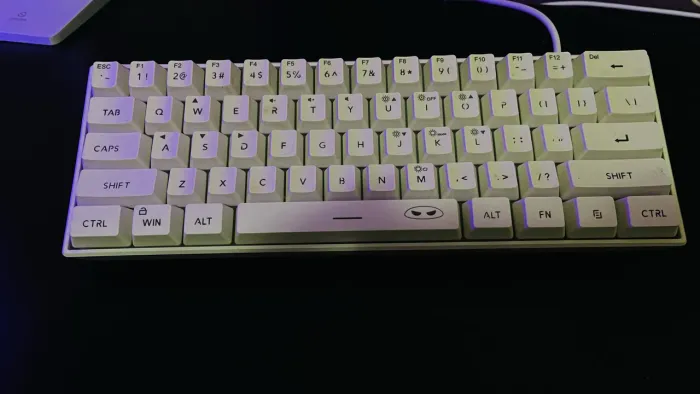 Teclado branco 60% + removedor de teclas