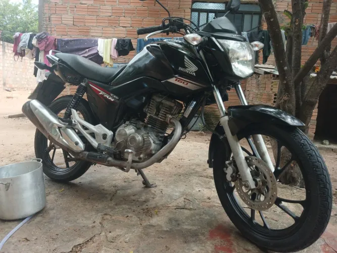 Vende-se CG FAN 160 2017 em dias, sem multa, no meu nome, no ponto de transferência.