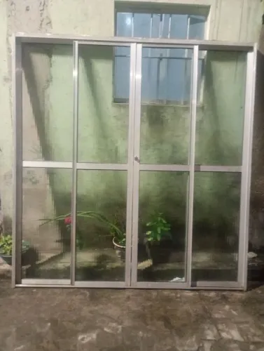 Porta de vidro e alumínio, 4 folhas, 2 fixas e 2 móveis, tamanho 2,10x2,00
