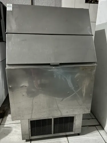 VENDE-SE MÁQUINA DE GELO EVEREST EGC 270