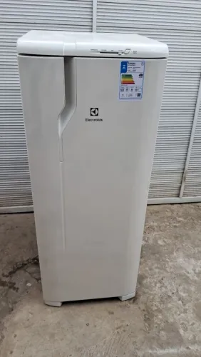 Geladeira uma porta em ótimo estado 
