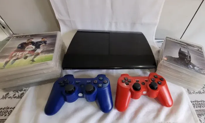 PS3 SLIM COM 2 CONTROLES