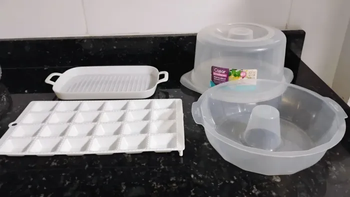 Kit com 4 itens: 1 porta-bolo, 1 forma de pudim, 1 bandeja e 1 forma para pastel pequeno.