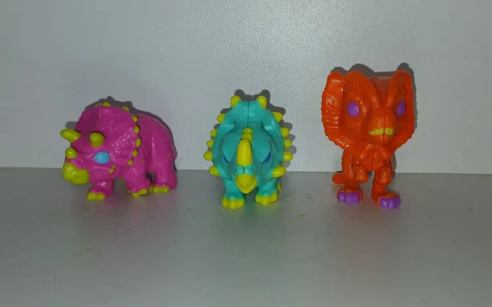 LOTE 3 BONECOS MINIATURAS DINOSSAURO JURASSIC WORLD DILOFOSSAURO TRICERATOPS CHASMOSSAURO