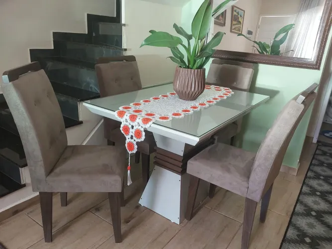 Vendo mesa com 4 cadeiras e tampo de vidro. Brinde mesa de centro