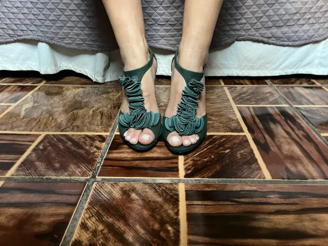 Sandália com detalhe de flor N° 36