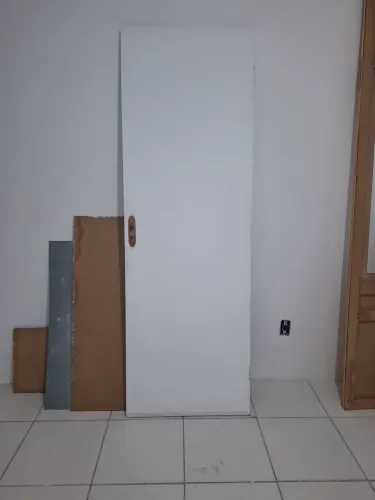 VENDO PORTA INTERNA DE ANGELIM (ESTÁ COM UM PEQUENO REPARO NA PARTE DE BAIXO)