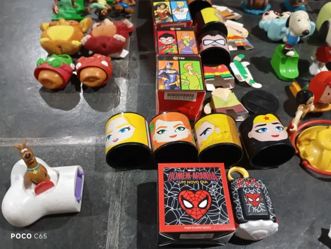 Muitos brinquedos McDonald's,bobs