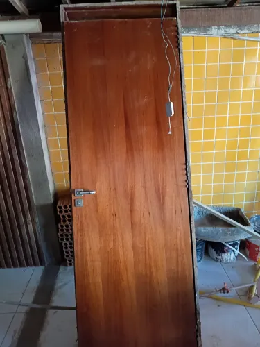 Porta de 70 centímetros com a fora de madeira de lei completa.