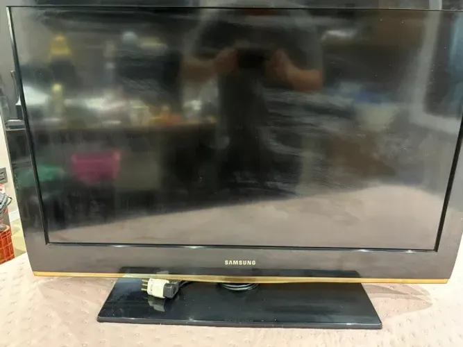 TV Samsung LCD Full HD 37 Polegadas modelo LN37B530P2R em excelente funcionamento.