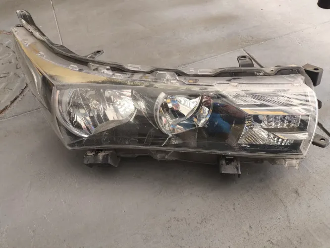 Farol Corolla - Lado direito. Usado 