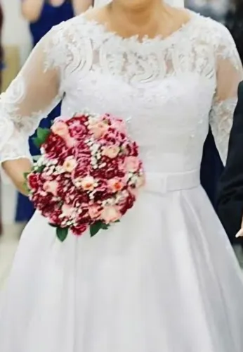 Vende-se vestido de noiva usado apenas uma vez.