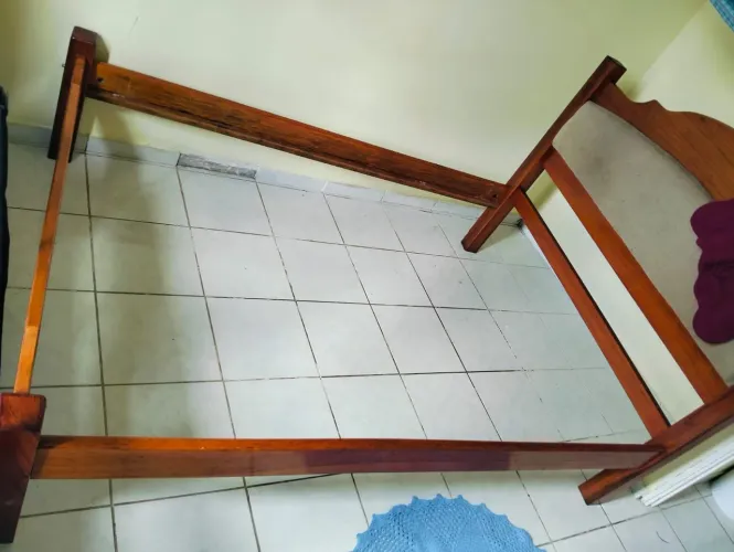 Cama de madeira casal