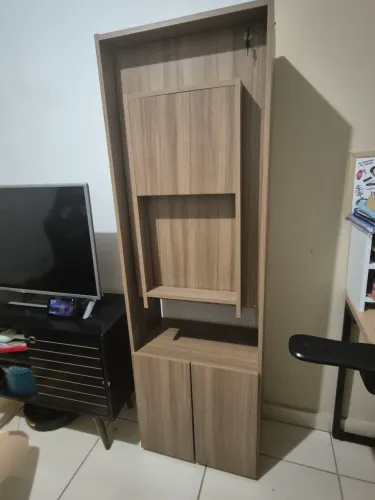Armário com mesa retrátil