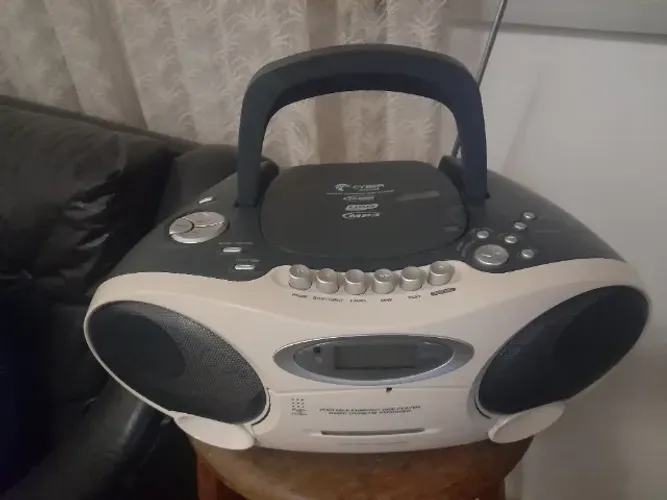 Rádio Cassete Estéreo com CD-R/RW, USB, MP3, Cyber Sound, ler a descrição