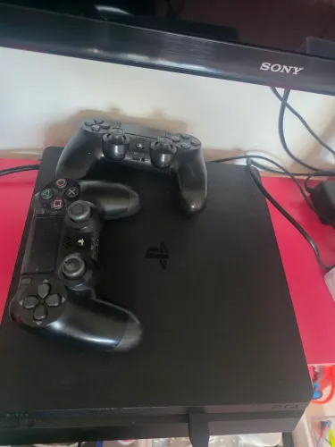 Ps4 com 2 controles