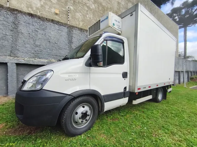 Vendo Iveco daily 55c17 baú  refrigerado.