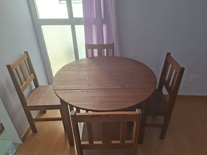 Mesa 4 cadeiras maciça