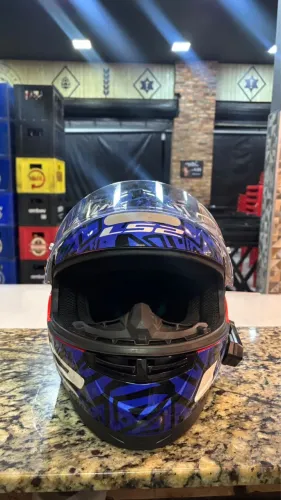 Vende-se LS2 novo, 2 messes de uso , aceito troca em outro q estiver em boas condições 