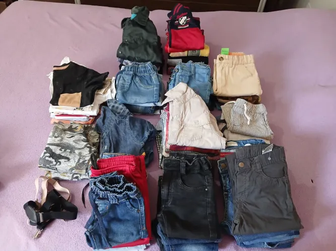 VENDO LOTE DE ROUPAS DE MENINO DE 1 A 4 ANOS (MUITO CONSERVADAS)