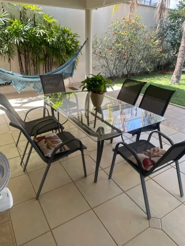 Mesa nova com cadeiras área externa