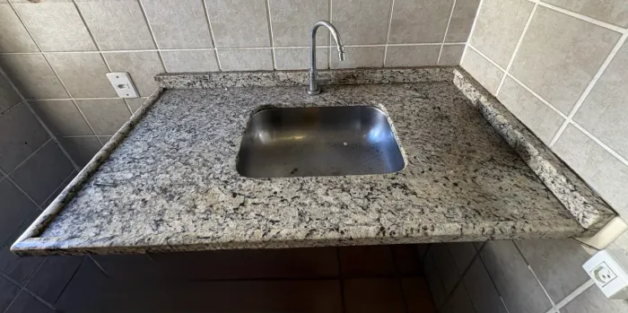 Pia de cozinha em granito com cuba de inox - 1,12m x 0,60