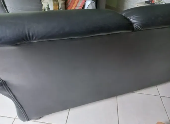 Sofá de couro preto