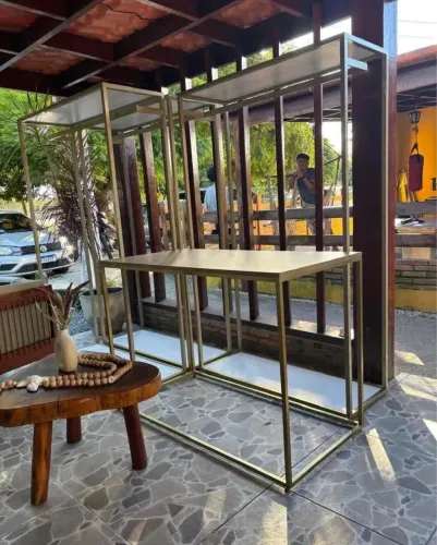 Araras e mesa para loja