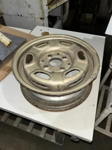 uma roda de ferro - usada - 13x32