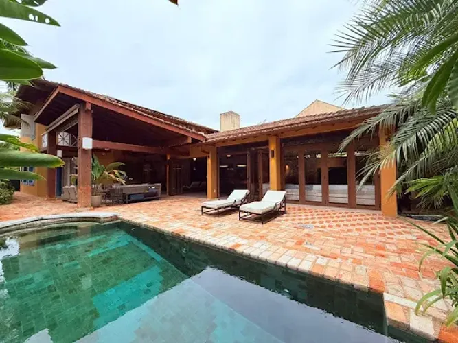 Casa em Condomínio em Baleia Mirim com 380m² Construídos, 5 Suítes, Piscina Privativa, Áre