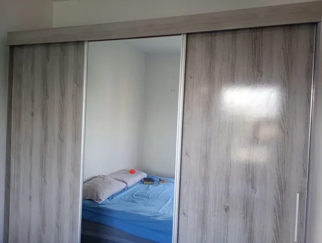 Vendo um guarda roupa e uma cama com semi-novos oportunidade.