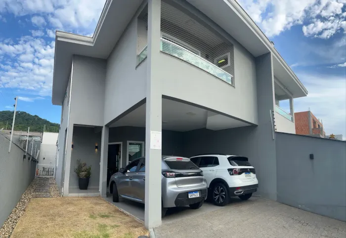 Lindo Sobrado Geminado de Alto Padrão com 170m2 no bairro Saguaçu - Joinville SC.