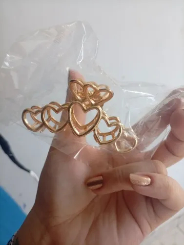 Presilha com corações de metal