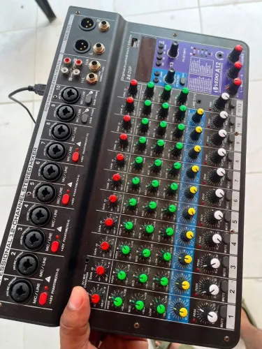 Mesa de som 12 canais 