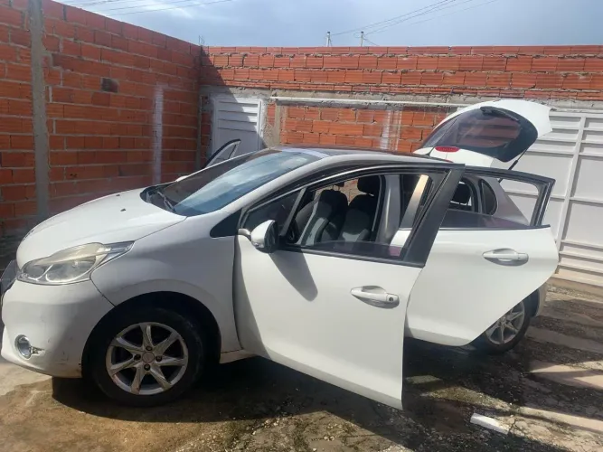 Peugeot 208 Allure 1.5 Flex 8V 5P 2014