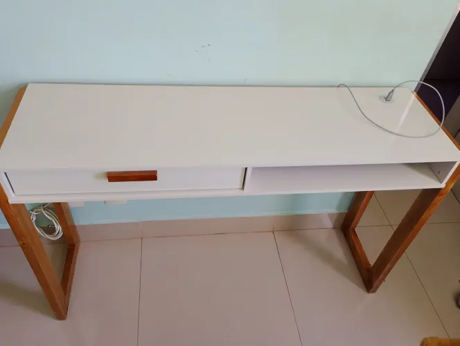 Escrivaninha com gaveta e ponto para carregador 