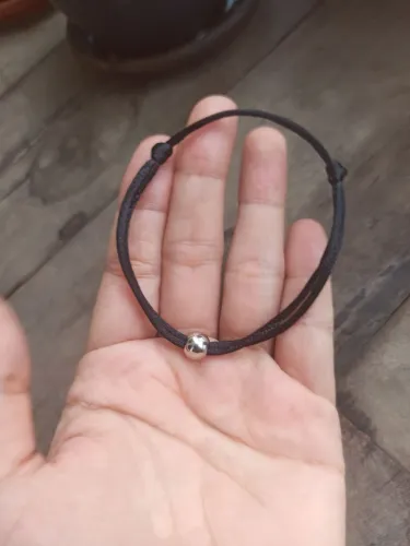 Pulseira de fio de seda 