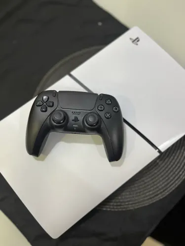 PlayStation 5 Slim, 6 meses de uso + controle ALL BLACK