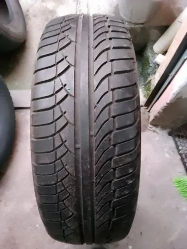 01 pneu aro 17 na medida 235/65 r17 marca Michelin