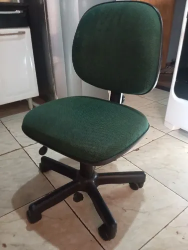 Cadeira secretária possui rodinhas 