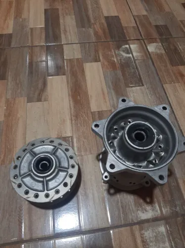 Vendo esse 2 cubos, traseiro e dianteiro de bross 160 que pega freio a disco. 